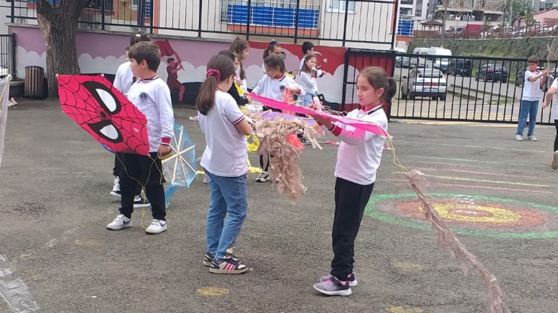 4/C Sınıfı Uçurtma Etkinliğiyle Gökyüzünü Renklendirdi